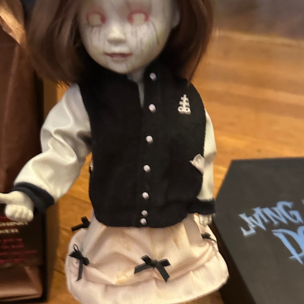 Living Dead Dolls The Vanishing Hitchhiker - Picture 2 of 8